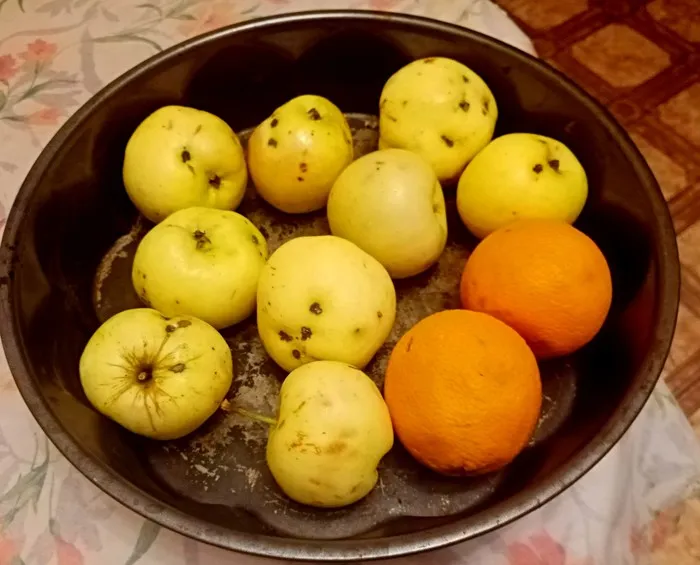 Подготовка фруктов для варенья