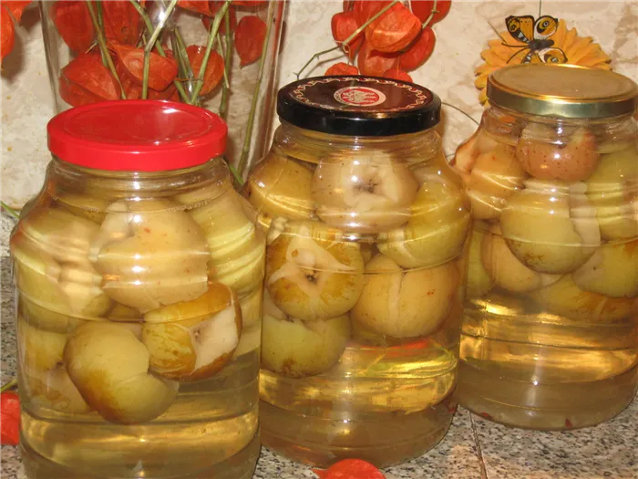 Для консервирования подходят все виды яблок, но сок белых оливок очень ароматный.
