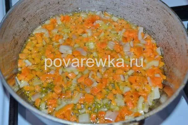 Грибной суп с морковью и луком