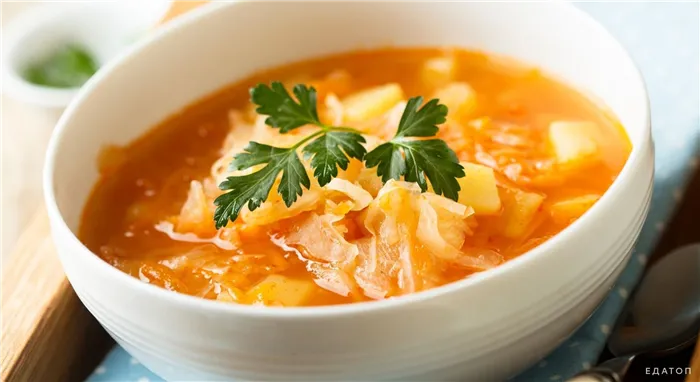 Добавьте в капустный суп ложку сметаны.