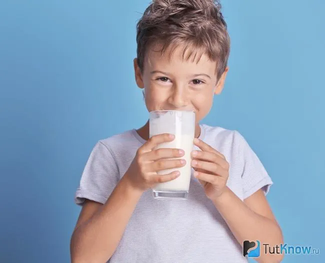 Ребенок пьет кедровое молоко