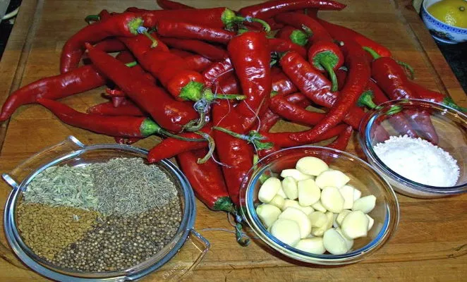 7 простых рецептов приготовления красных чили на зиму