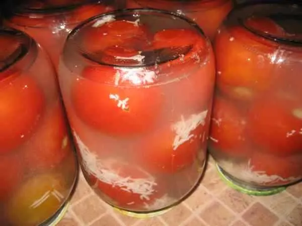 Маринование помидоров с чесноком