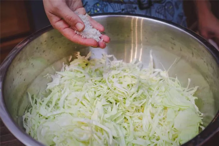Сколько соли нужно добавить на килограмм соленой капусты?