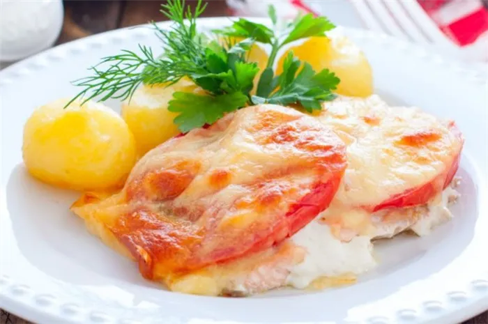 Запеченный лосось с сыром и помидорами