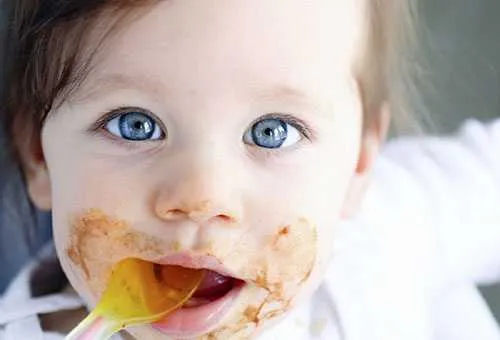 Младенцы едят фруктовое пюре