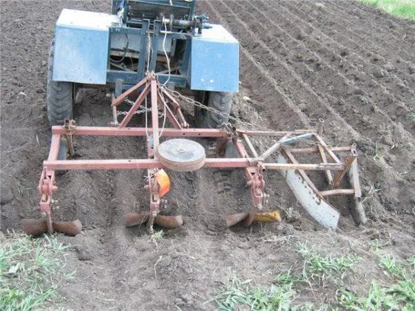 Трактор с гербицидом для картофеля