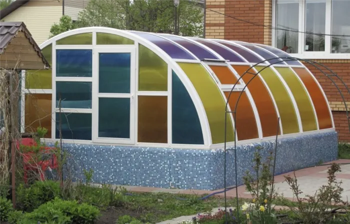 Цветная поликарбонатная крыша