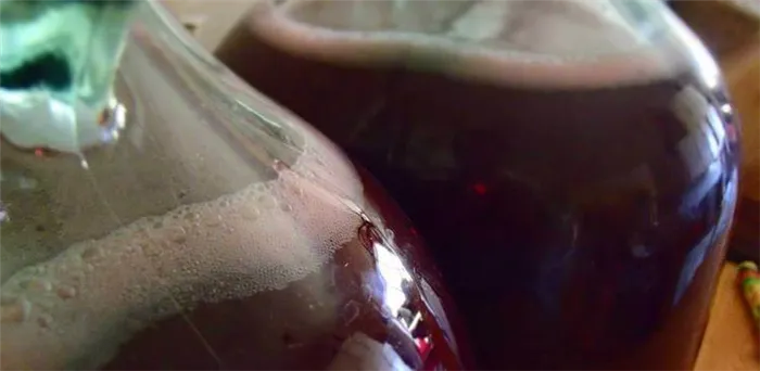 Вино Mourias на стадии быстрого брожения.