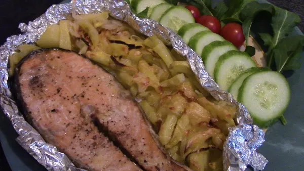 Стейки из лосося. Рецепт приготовления в духовке, на сковороде, на гриле с картофелем, овощами, сметаной, сливками