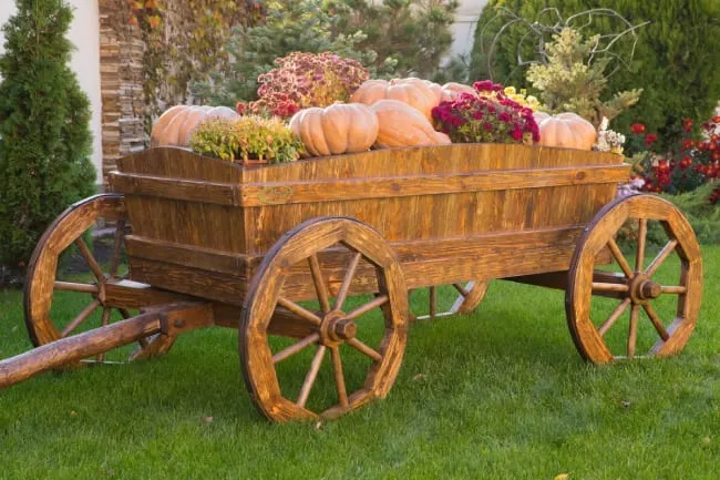 Декоративная деревянная коляска для дачи и сада