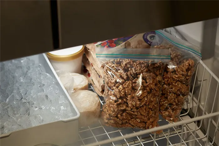 Храните орехи в холодильнике