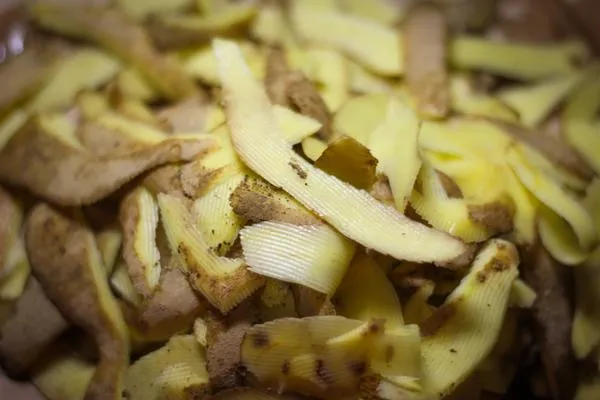 Картофельные шкурки - отличное сырье для питательного настоя