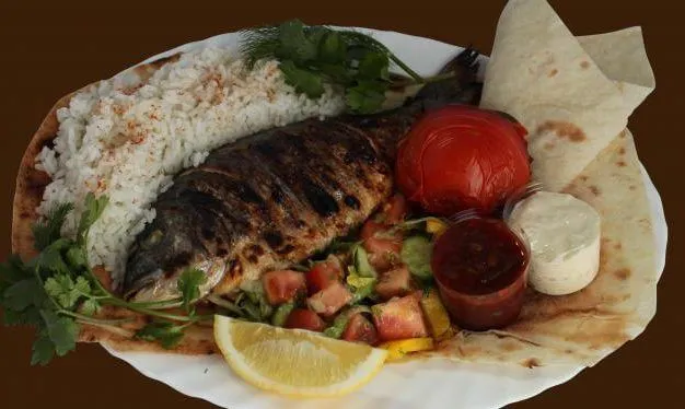 Фотографии рыбы на барбекю с рисовым гарниром