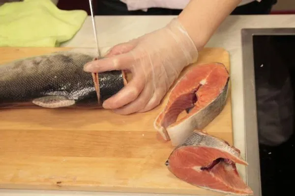 Нарезка лосося на стейки