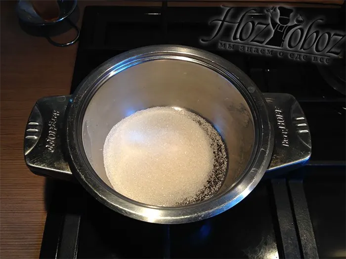 Нагрейте сахар в кастрюле с тяжелым дном.