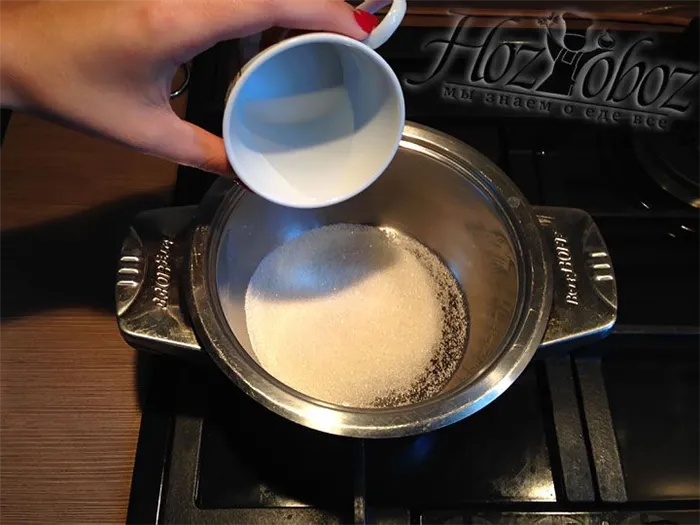 Влейте воду с сахаром, как описано в рецепте для кастрюли.