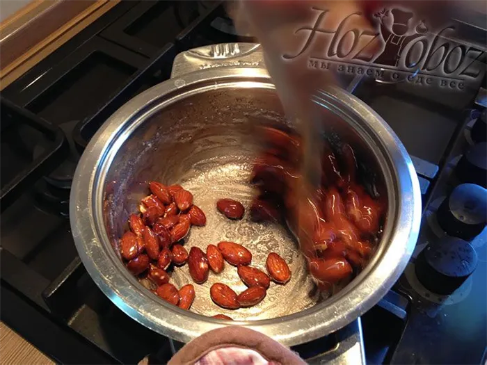 Начинайте перемешивать орехи, как только добавите их, чтобы они не пригорели.