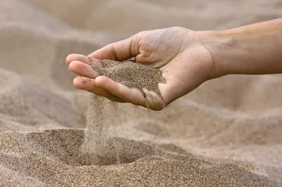Песок помогает поддерживать влажность почвы и используется в качестве почвопокровного материала.