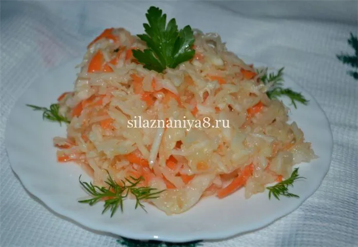 Салат из капусты с морковью и уксусом в столовой