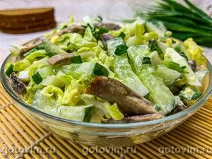 Салат из отварной китайской капусты и огурцов