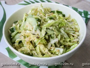 Зеленый салат с соусом из грецких орехов