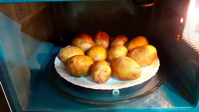 Как приготовить картофель без воды в микроволновой печи