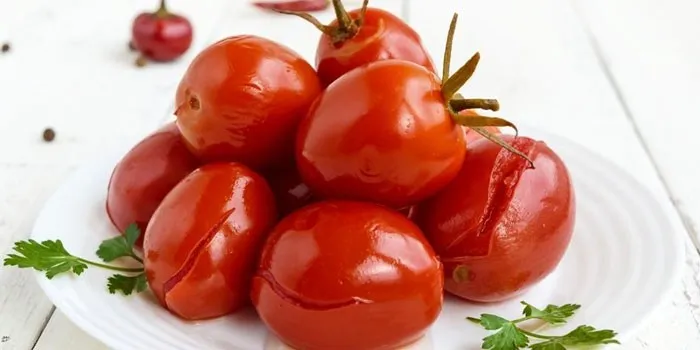 Предварительно посоленные красные помидоры