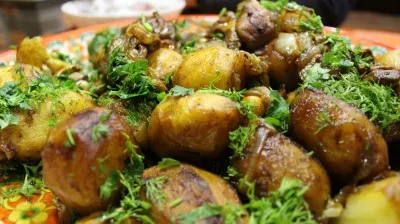 Грибы с картофелем и луком в казане