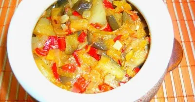 Баклажаны и овощи на сковороде в духовке