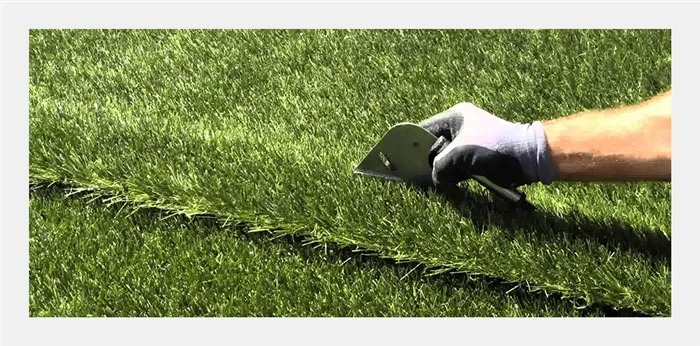 Очистите искусственный газон с помощью шпателя.