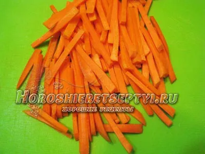 Нарежьте морковь для рыбы