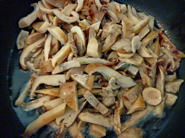 Жареные молочные грибы с картофелем - фото шаг 4
