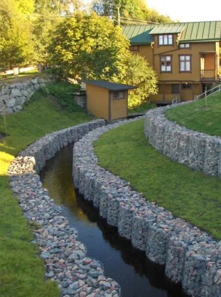 Каменные подпорные стенки для создания дренажных каналов