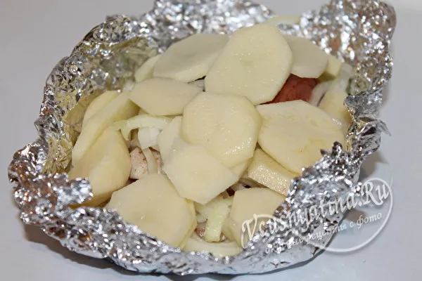 Добавьте картофель к рыбе
