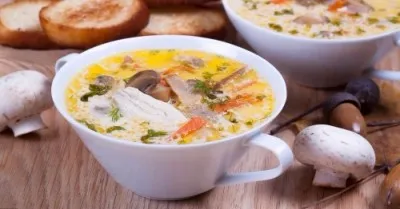 Сырный, куриный и грибной суп