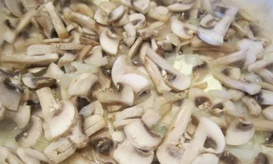 Обжарьте грибы на сковороде.