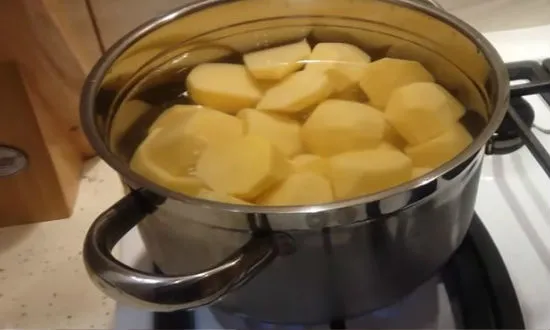 Доведите картофель до кипения.