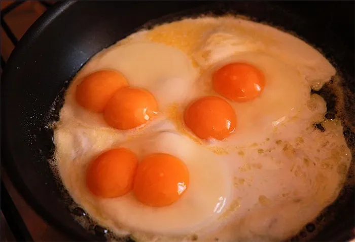Яйца на сковороде