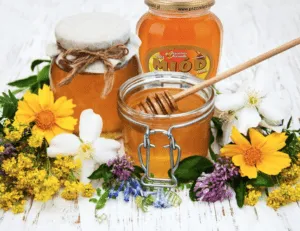 Описание и состав цветочного меда, полезные свойства и противопоказания