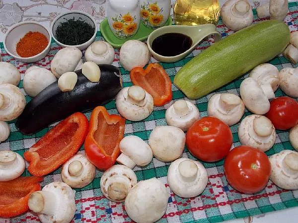 Подготовьте грибы и овощи.