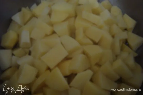 Очистите и вымойте картофель, нарежьте кубиками и доведите до кипения до готовности (у вас кастрюля объемом 3 литра).