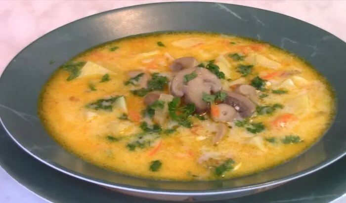 Сырный суп с грибами и плавленым сыром - изображение.