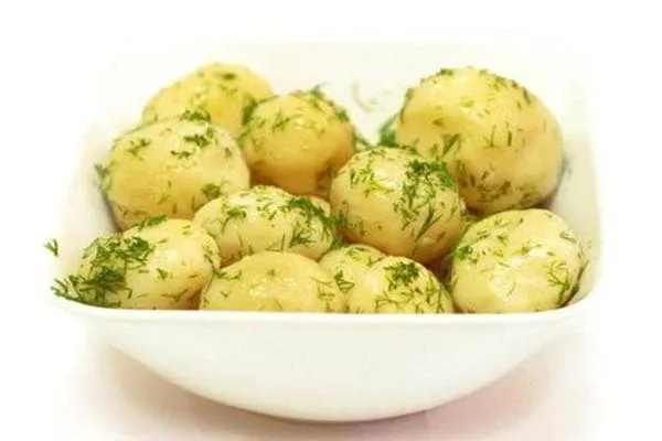 Отварной картофель и овощи