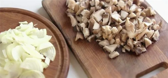 Нарежьте грибы и лук на небольшие кусочки