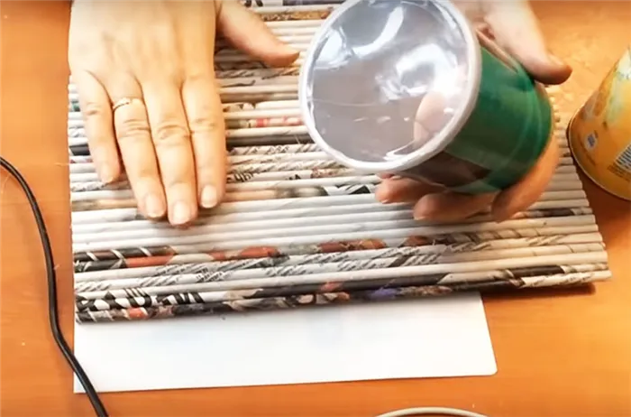 Круглые коробки с чипсами или подобные емкости можно использовать в качестве карандашей. Из коробки можно сделать стаканы, разрезав ее на две неравные части.