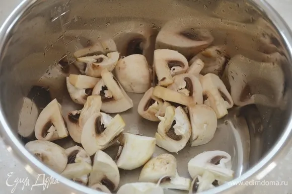 Поместите грибы в миску с полимпером.