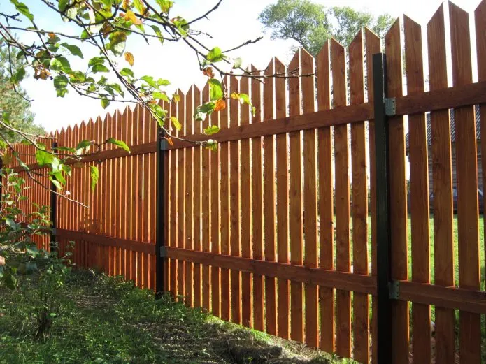 Забор деревянные столбики высокий забор