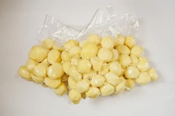Очистите картофель в вакуумном пакете