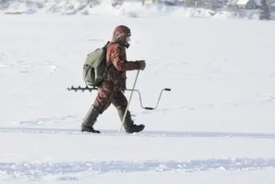 Рыбаки, оснащенные бурами для льда.